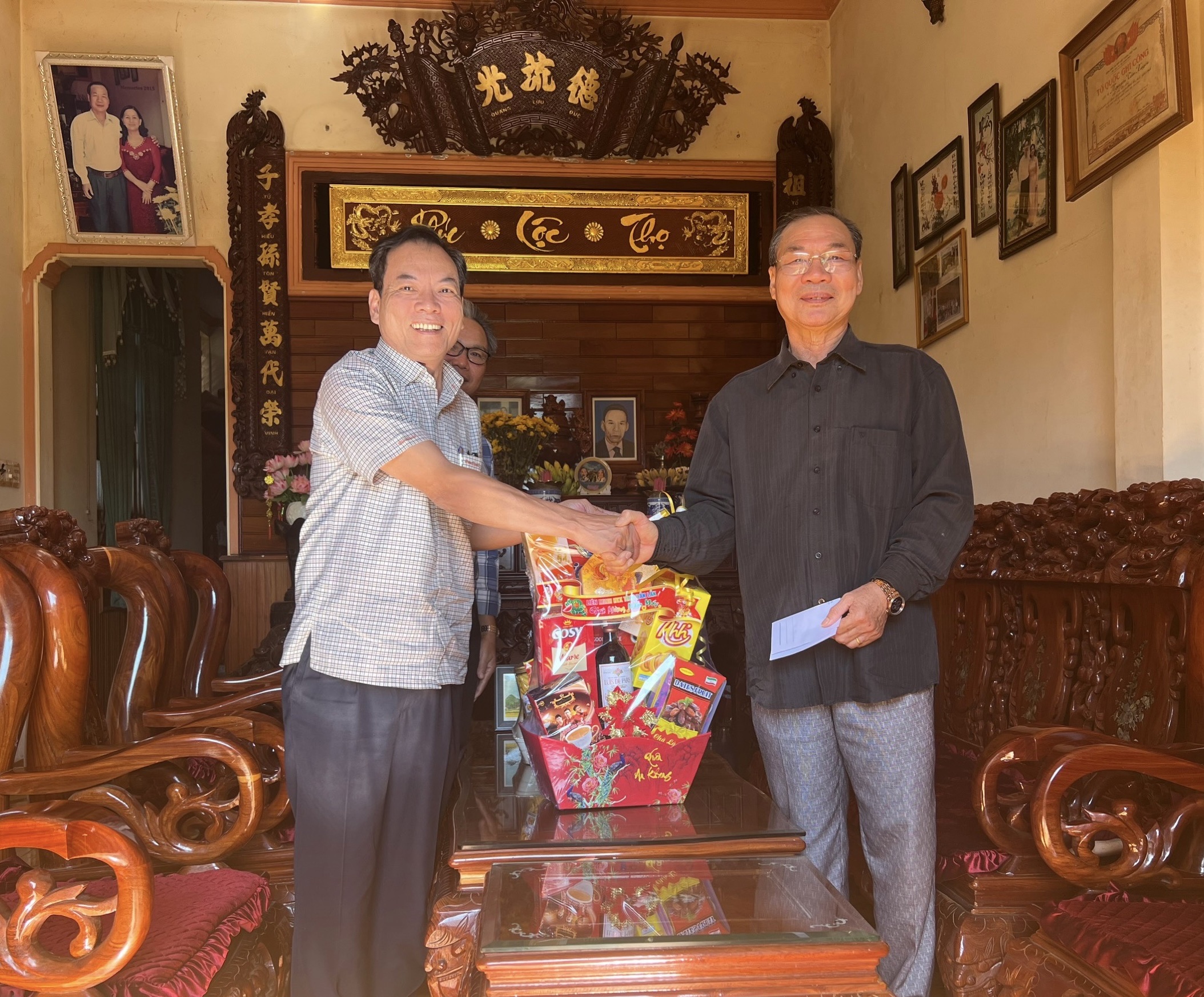 Thăm chú Quang